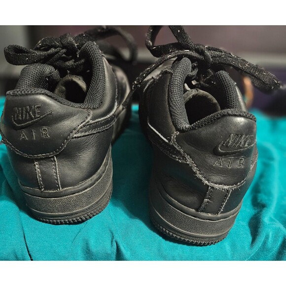 🔥 Nike Air Force 1 AF1 LE Low Triple Black Boys Youth Size 5.5 (GS) - Picture 2 of 8